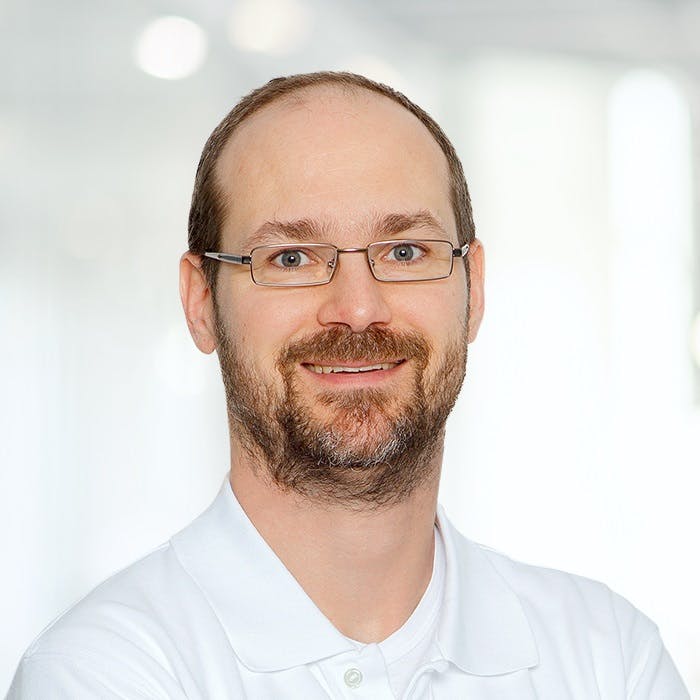 Portrait photo of Dr Oliver Lenherr