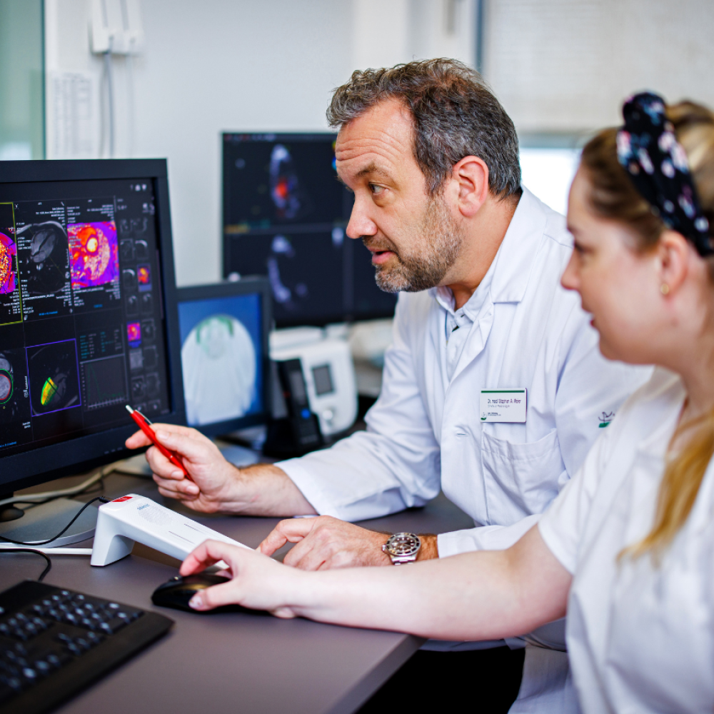Medical professionals analyse diagnostic imaging on the computer.