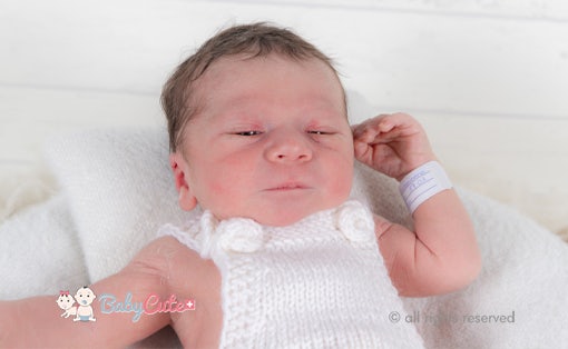 Neugeborenes Baby mit Armband im Krankenhaus.