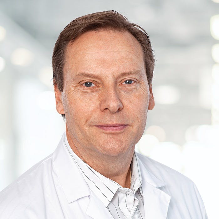 Portrait photo of Dr Thomas Ledermann