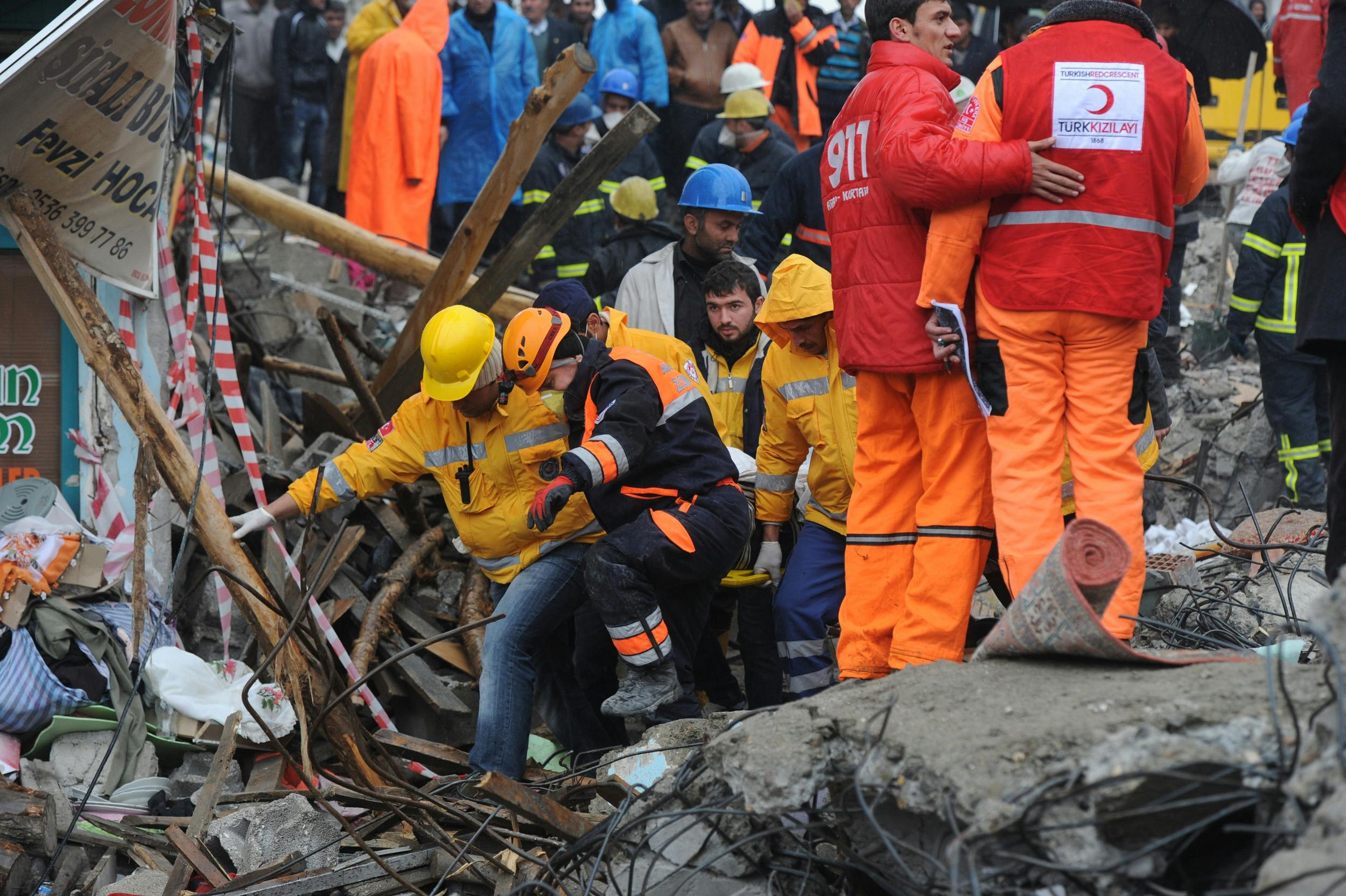 Rettungsteams bei einem Einsatz nach einer Katastrophe.