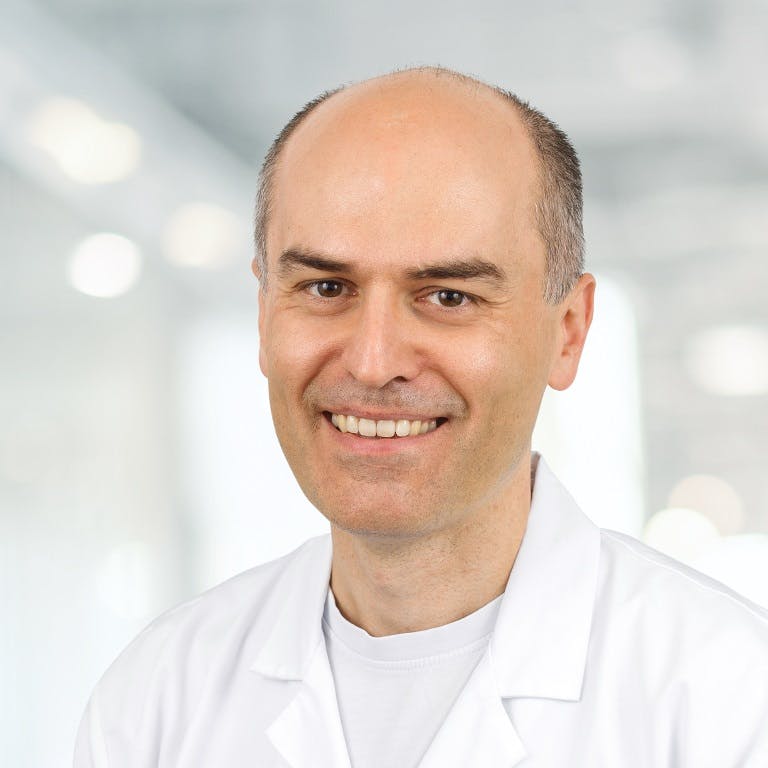 Portrait photo of Dr Roland Braneti