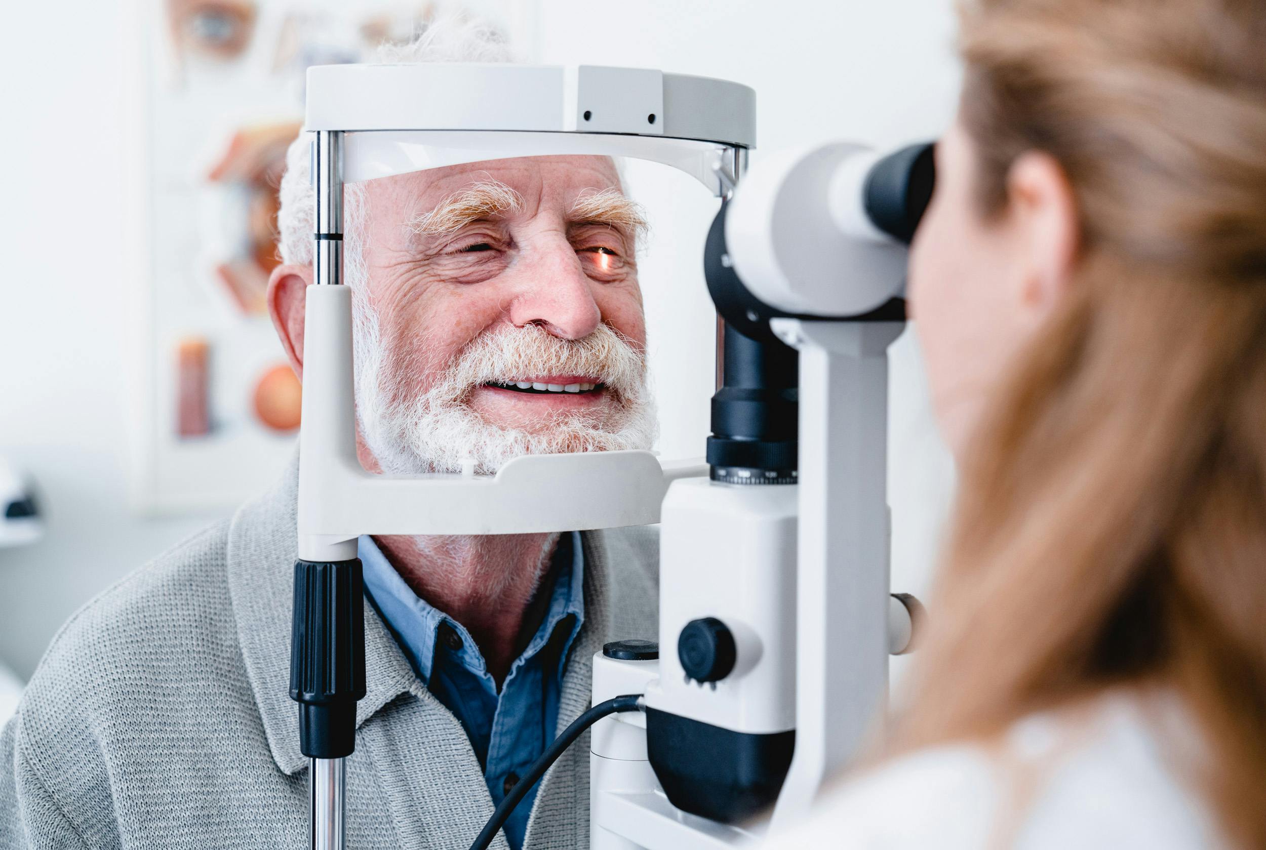 Älterer Mann bei Augenuntersuchung durch Augenarzt.