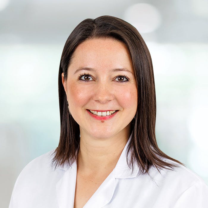 Portrait photo of Dr Naomi Lenart