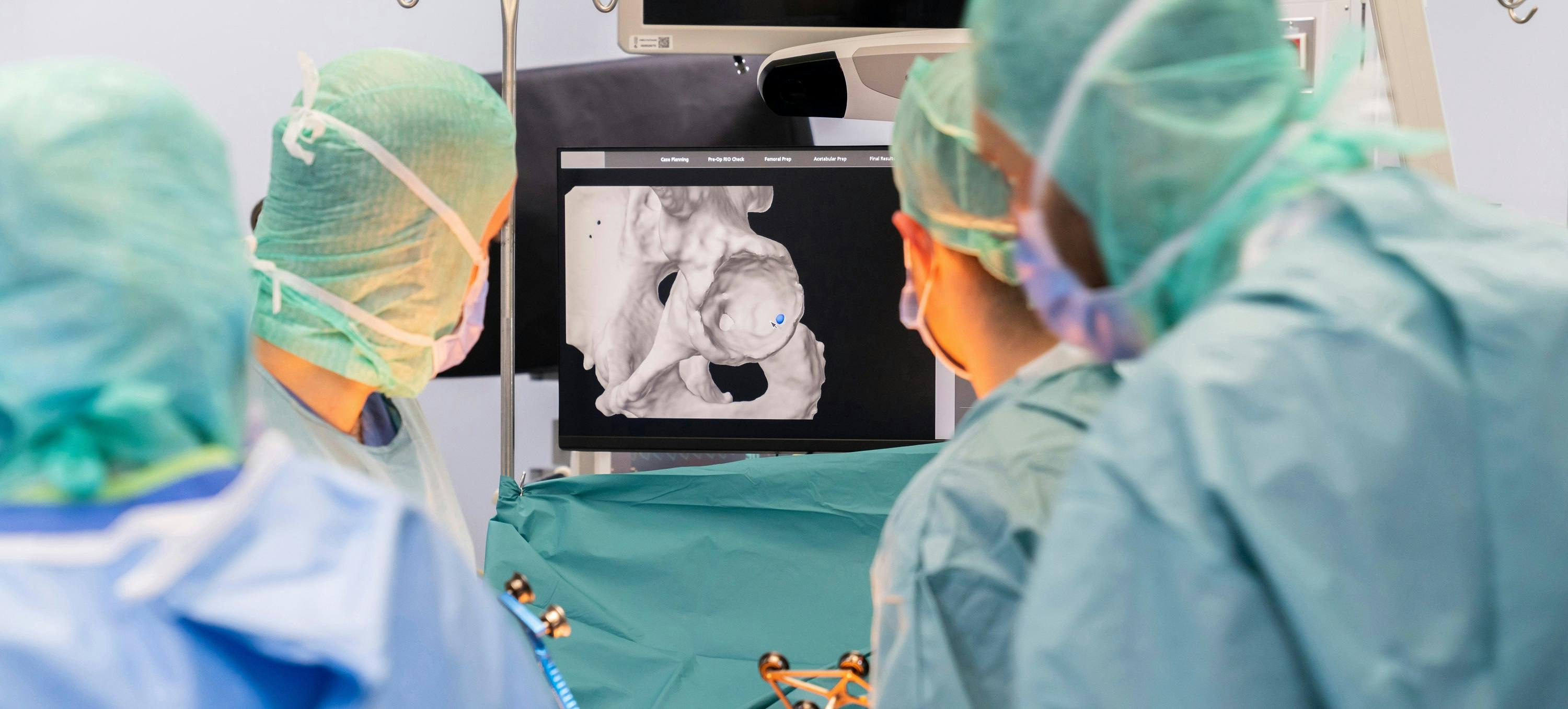 Ärzte betrachten eine medizinische 3D-Bildgebung während einer Operation.