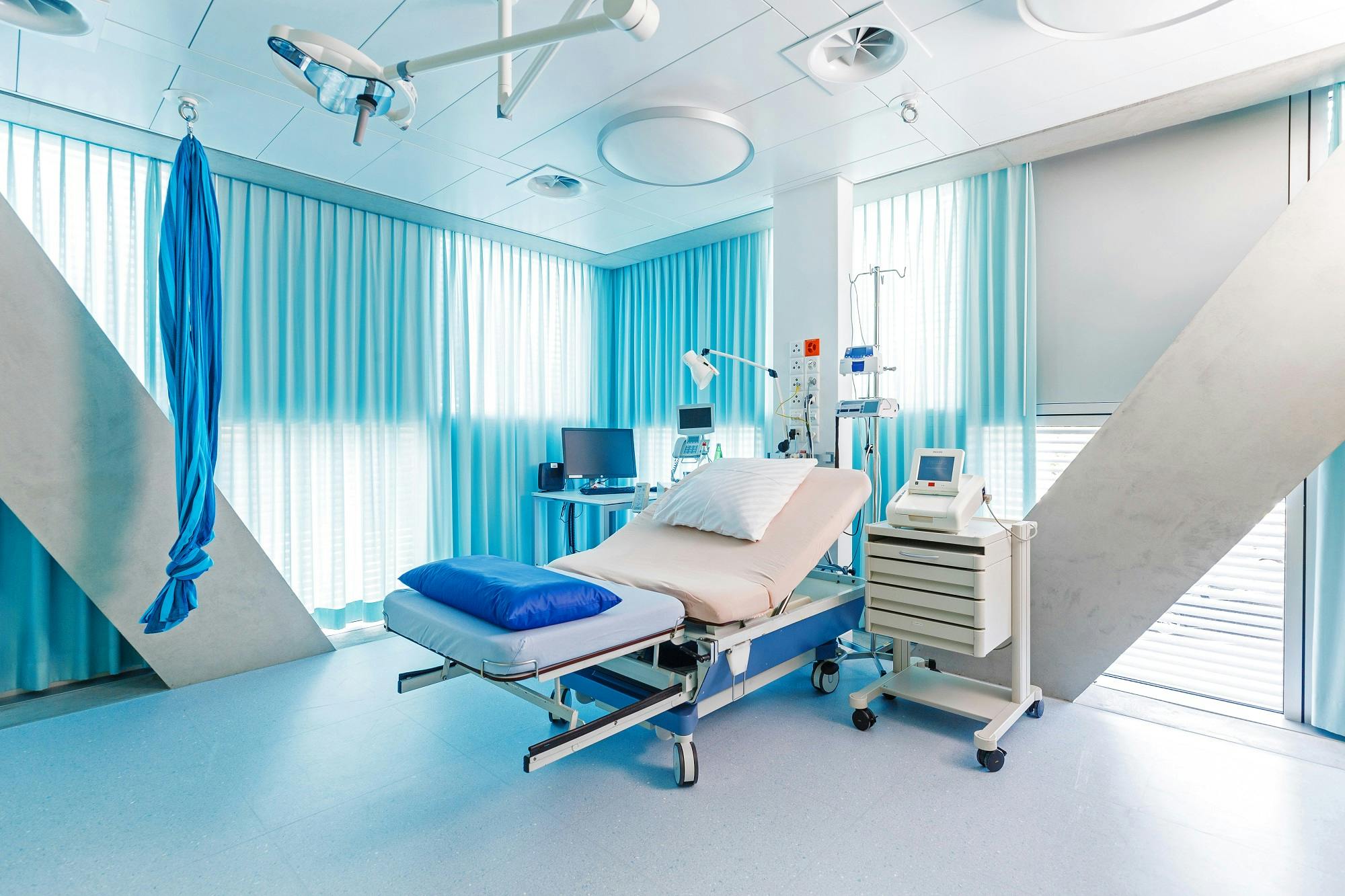 Krankenhaus-Operationsraum mit medizinischer Ausrüstung und OP-Tisch.